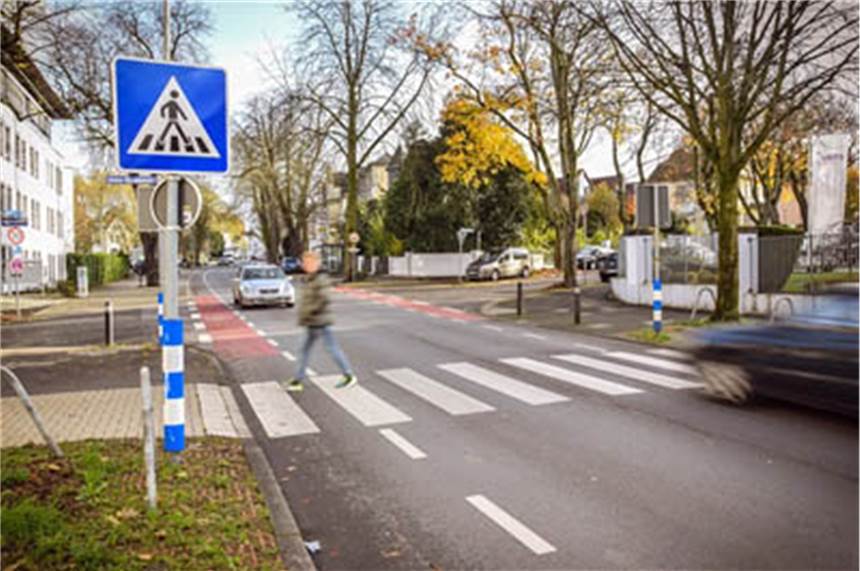 Ein Fußgänger geht über den Zebrastreifen. Hier ist klar, dass Autofahrer anhalten müssen, um ihn über die Straße gehen zu lassen
