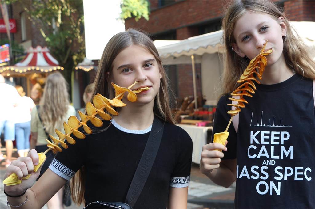 Ein Gang über die Kirmes ist lang, entsprechend werden die vielen Möglichkeiten der Stärkung genutzt. Das Angebot ist vielfältig und wird angenommen. Von süß bis deftig, man muss im Grunde nur der Nase folgen. Dazu sind in diesen Tagen kühle Getränke gefragt, um den Kreislauf in Schwung zu halten.