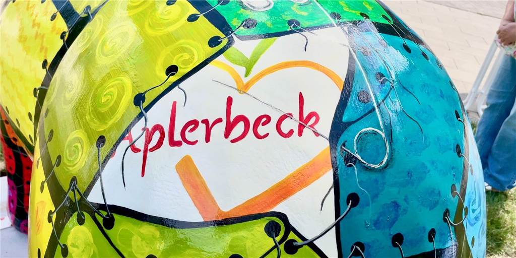 Im Video: Neues „Aplerbecker Wappentier“ am Marktplatz enthüllt Ein ganz besonderes Kunstwerk haben die Aplerbecker Bürgerinnen und Bürger gestaltet. Jetzt wurde es vor dem Amtshaus enthüllt.