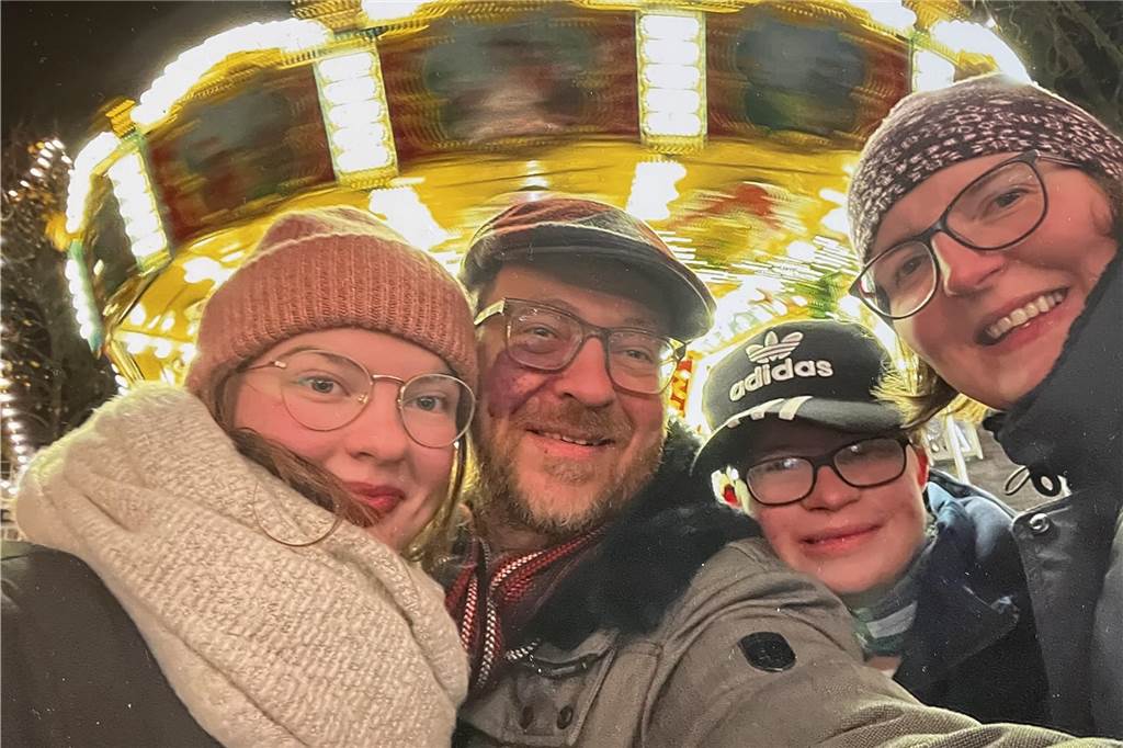 Ein Chromosom mehr Spaß: Valentin (15) spricht über sein Down-Syndrom Elke (46), Christian (49), Johanna (17) und Valentin Kinkeldei (15) auf einem Familienfoto.