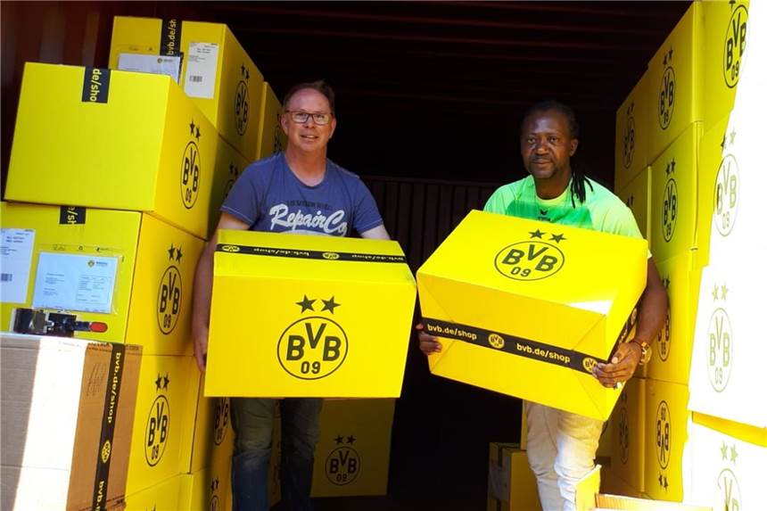 Gespendete Trikots auf dem Weg nach Nigeria - zwei Werner folgen bald Ein ganzer Schiffscontainer an Spenden: Die Aktion „Glücklich geht einfach“ war ein voller Erfolg. Allein mehr als 20.000 Trikots wurden gespendet. Die Initiatoren Dietmar Wurst (l.) und Toni Tuklan aus Werne reisen Mitte September selbst nach Nigeria, um die Spenden zu übergeben.
