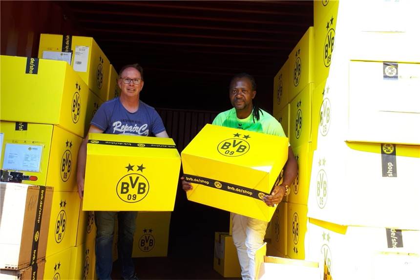 Tausende Sportartikel in Nigeria angekommen - Initiatoren aus Werne verteilen sie bald Ein ganzer Schiffscontainer an Spenden: Die Aktion „Glücklich geht einfach“ war ein voller Erfolg. Allein mehr als 20.000 Trikots wurden gespendet. Die Initiatoren Dietmar Wurst und Toni Tuklan aus Werne übergeben in den nächsten Tagen die gespendeten Sportartikel.