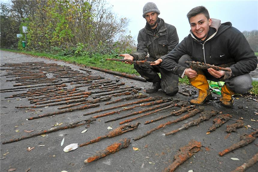 Schwerter findet riesiges Waffenarsenal an der Ruhr Ein ganzes Arsenal verrosteter Weltkriegswaffen haben Marcel Engel (l.) und Gerrit Köppel in der Ruhr in Westhofen gefunden, wo der Wasserstand derzeit wegen Bauarbeiten um mehr als vier Meter abgesenkt ist.