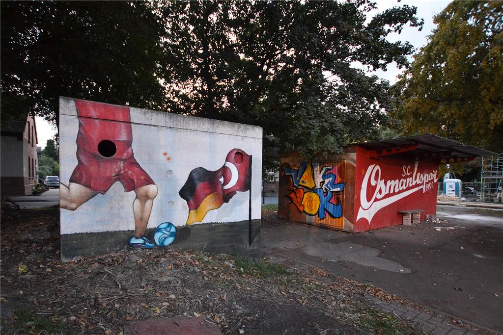 Das Spiel ist aus: Stadt stellt Fußball an der Dörwerstraße ins Abseits Ein Garagenlager und ein Imbissstand stehen im westlichen Teil des Sportplatzes.