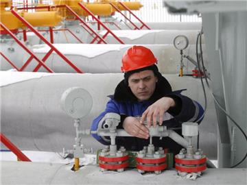 Ein Gazprom-Arbeiter kontrolliert eine Gaspipeline bei Kursk. Foto: Maxim Shipenkov/Archiv