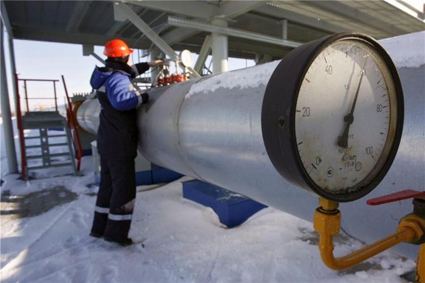 Russland will aus Gasverträgen mit Ukraine aussteigen Ein Gazprom-Arbeiter kontrolliert nahe der ukrainischen Grenze die Gasleitung. Foto: Maxim Shipenkov/EPA FILE/Illustration