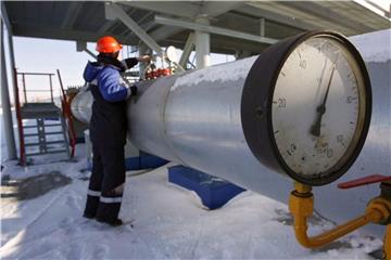 Ein Gazprom-Arbeiter kontrolliert nahe der ukrainischen Grenze die Gasleitung. Foto: Maxim Shipenkov/EPA FILE/Illustration