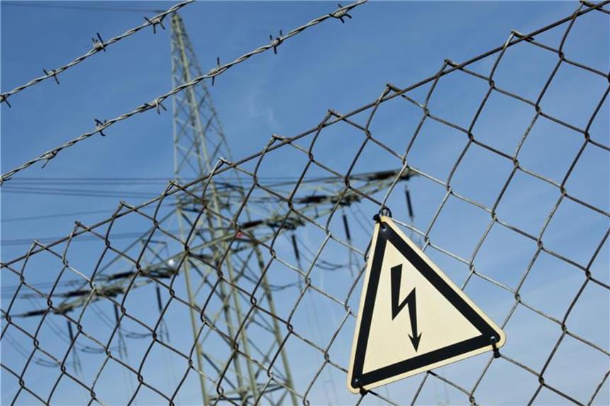 100 Haushalte in Münster- und Siegerland noch ohne Strom Ein Gefahrenschild für Elektrizität ist vor einer Stromtrasse zu sehen. Foto: Daniel Naupold/Archiv