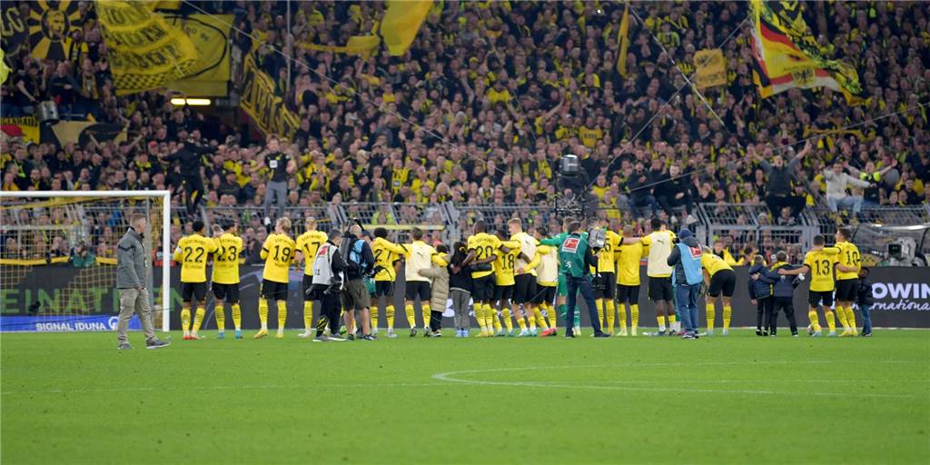 Berechtiges Lob für BVB-Mentalität – doch am Ende ist es nur ein Punkt Die BVB-Spieler feiern das 2:2 gegen den FC Bayern München.