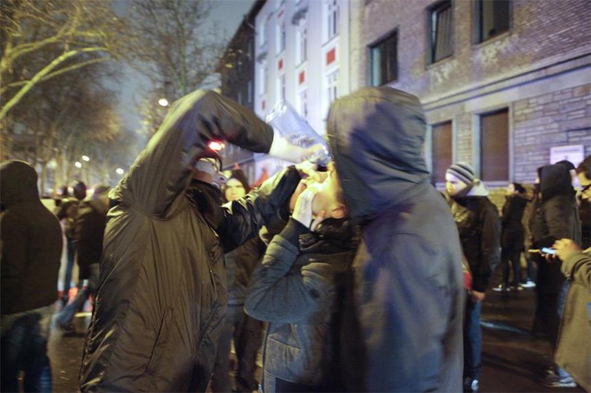 Neonazi-Demo: Mehrere Verletzte bei Ausschreitungen Ein Gegendemonstrant reinigt einem anderen Neonazi-Gegner mit Wasser die Augen. Der Mann hatte bei den Ausschreitungen rund um die Neonazi-Demo offenbar Pfefferspray abbekommen.