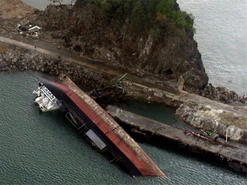 Gebete und Tränen: Die Welt gedenkt der Tsunami-Opfer Ein gekentertes Frachtschiff vor der Küste der indonesischen Stadt Meulaboh. Foto: State Palace/Archiv