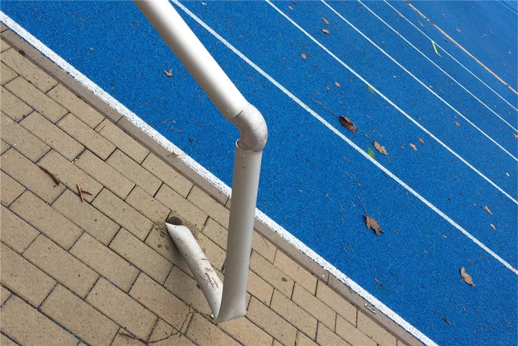 Vandalismus: Unbekannte rasen mit Auto über neue Leichtathletik-Anlage Geländer an der Kugelstoßanlage ist demoliert.