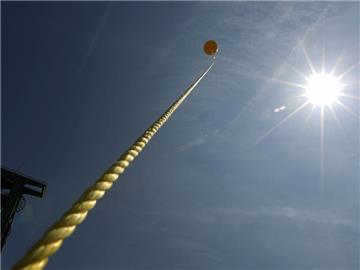 Ein gelber Gasballon hängt über dem Förderturm der ehemaligen Zeche Lohberg in Dinslaken.
