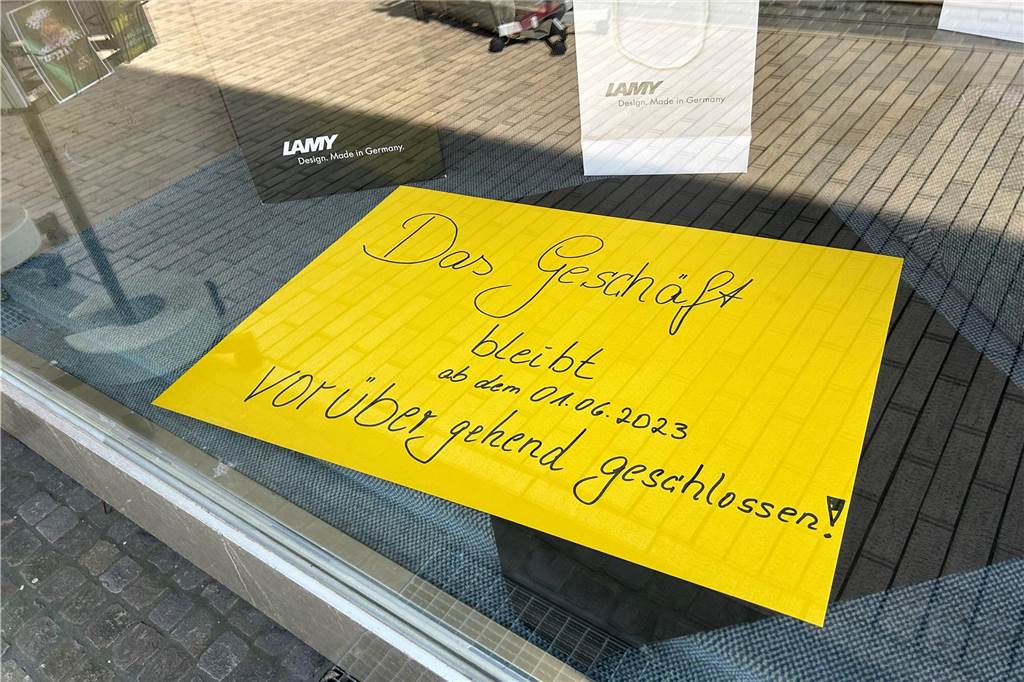 Traditionsgeschäft geschlossen: Wie geht es mit Zurhausen weiter? Ein gelbes Plakat weist darauf hin, dass das Geschäft Zurhausen vorübergehend geschlossen bleibt.