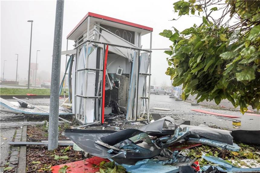 Geldautomat und Gebäude bei Sprengung komplett zerstört Ein Geldautomat in Wesel ist nach einer Sprengung durch die Explosion komplett zerstört.