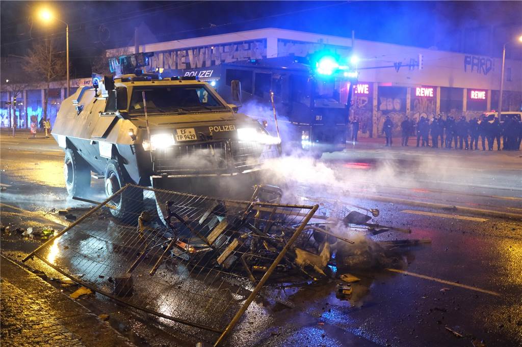 Silvester-Bilanz: 17-Jähriger stirbt in Leipzig: Schwere Unfälle, Ausschreitungen in Berlin Ein gepanzertes Fahrzeug der Polizei räumt in Leipzig Barrikaden.