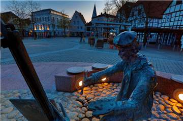 Eine geradezu idyllisches Stillleben bot sich am Montagabend am Telgmann-Brunnen auf dem menschenleeren Alten Markt in Kamen.