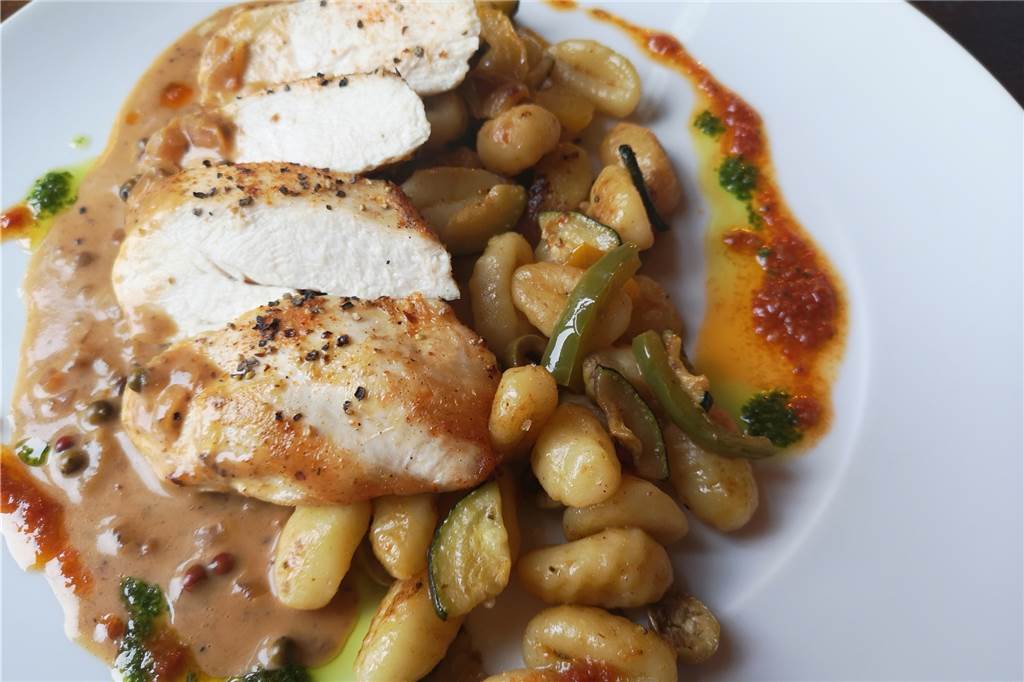Haus Hölter überzeugt mit Kanalblick, gehobener Küche und gemütlichem Ambiente Ein Gericht von der Tageskarte: Die Pfefferhähnchenbrust mit mediterranen Gnocchi und Tomatenpesto.