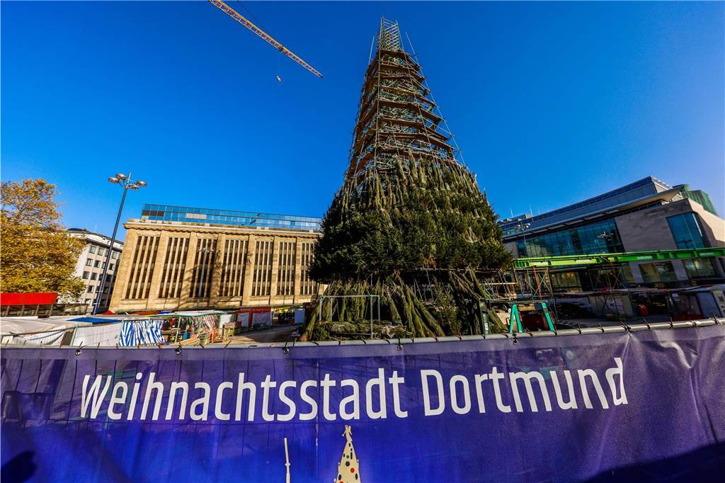 Ein Gerüst ist die Basis für den Riesen-Weihnachtsbaum, der alljährlich ein Besuchermagnet in der Dortmunder Weihnachtsstadt ist.