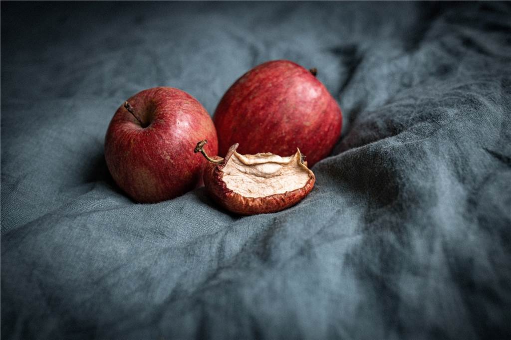 Rollschuhe, Puppe oder Äpfel: Diese Weihnachtsgeschenke bleiben unvergessen Ein Geschenk mit ganz großer Geste. Einen schrumpeligen Apfel wie diese hier bekam Renate Popper in den Nachkriegsjahren von ihrem kleineren Bruder geschenkt. „Es war das großherzigste und schönste Weihnachtsgeschenk meines Lebens“, sagt die heute 90-Jährige.