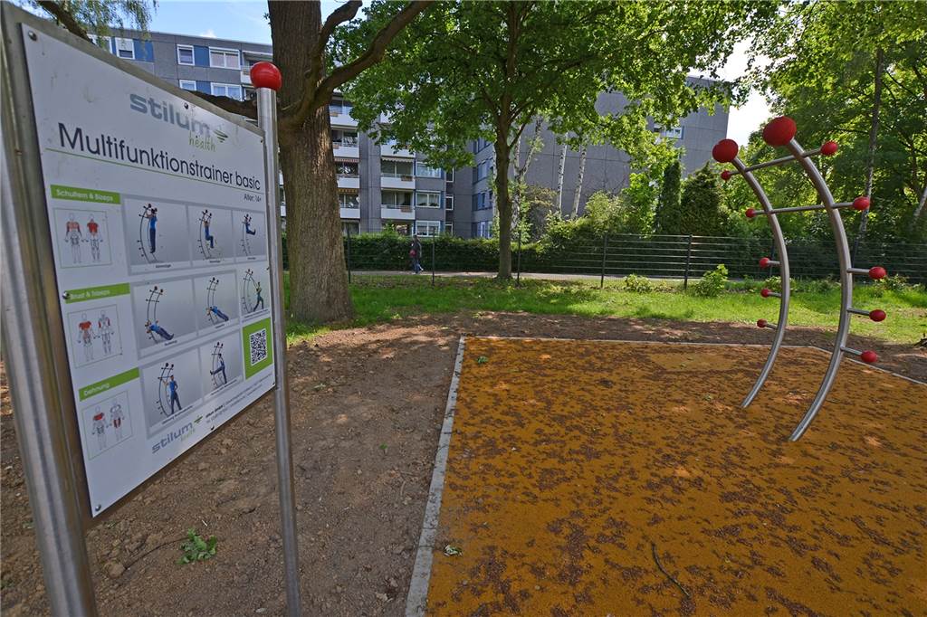 Wunsch zum Jubiläum: Neuer Schulhof sorgt für traumhafte Pausen Ein geschwungener Weg führt unter dem alten Baumbestand im Osten her. Sportgeräte laden zum Fitness-Training ein.