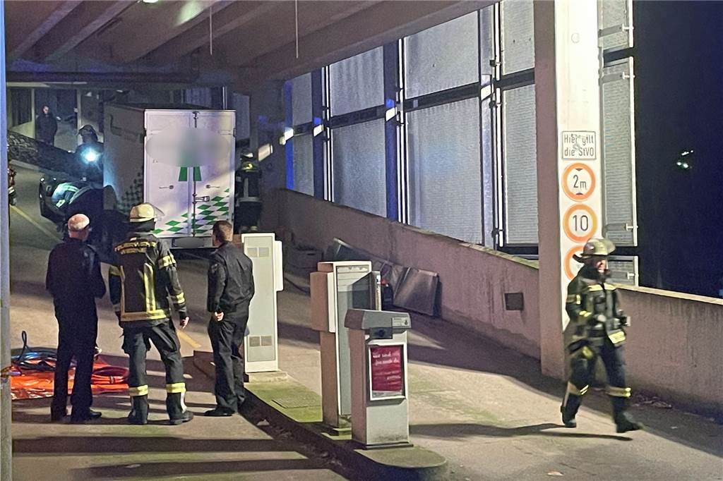 Zu hoher Anhänger rammt Rolltor und reißt es herunter Ein Gespann mit zu hohem Anhänger hat das Rolltor auf der Rampe am Horne-Center gerammt.
