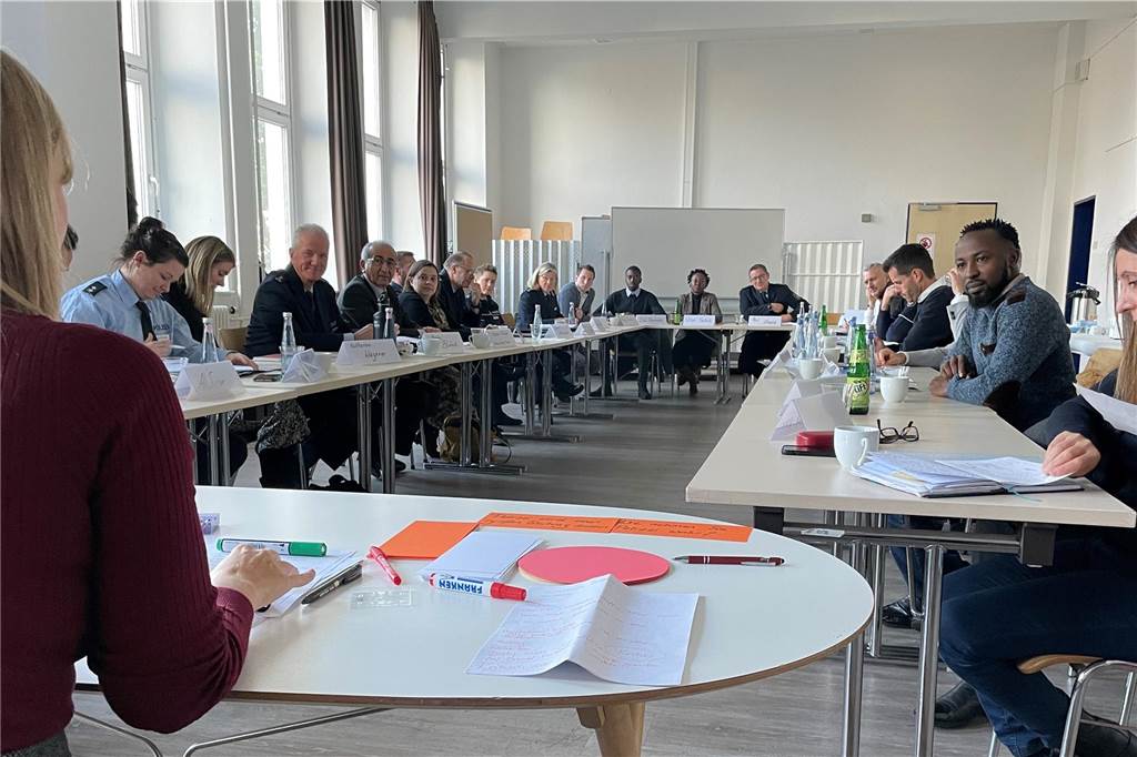Ein Gespräch fand im Haus der Vielfalt beim Verbund der sozial-kulturellen Migrantenvereine statt.