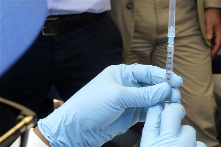 Kongos Nachbarn wappnen sich gegen Ebola - Flucht aus Klinik Ein Gesundheitsarbeiter bereitet in Mbandaka, im Kongo bei einer Impfkampagne eine Ebola-Impfung vor. Foto: John Bompengo