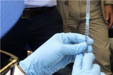 Ein Gesundheitsarbeiter bereitet in Mbandaka, im Kongo bei einer Impfkampagne eine Ebola-Impfung vor. Foto: John Bompengo