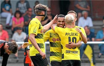 Ein Gewinner der Vorbereitung: Herbert Bockhorn (M.), hier geherzt von Michael Eberwein (l.), Patrick Pflücke und David Sauerland (verdeckt), ist ein heißer Kandidat für die BVB-II-Startelf beim Regionalliga-Auftakt am 30. Juli gegen Rot-Weiss Essen.