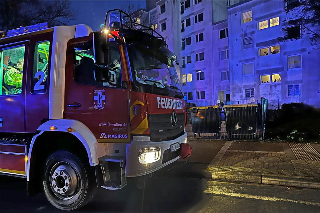 Feuerwehreinsatz in Mehrfamilienhaus: Bewohner meldeten Gasgeruch Ein Feuerwehrauto steht vor einem Mehrfamilienhaus im "Surick" in Barkenberg.
