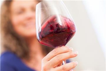 Ein Gläschen Wein ist ein beliebter Begleiter zum Essen. Allzu viel sollte man aber nicht konsumieren. Denn wer regelmäßig trinkt, riskiert Gesundheitsschäden. Foto: Christin Klose