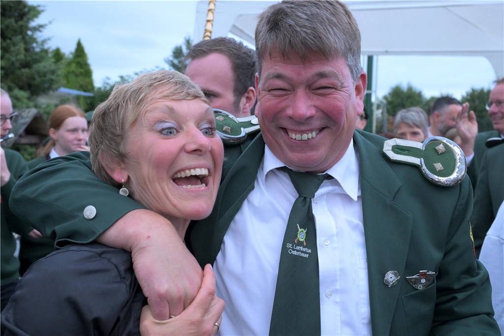 Osterbauer-Schützenfest: Martin Fallenberg schießt Vogel ab Ein glücklicher König mit seiner Königin Tanja.
