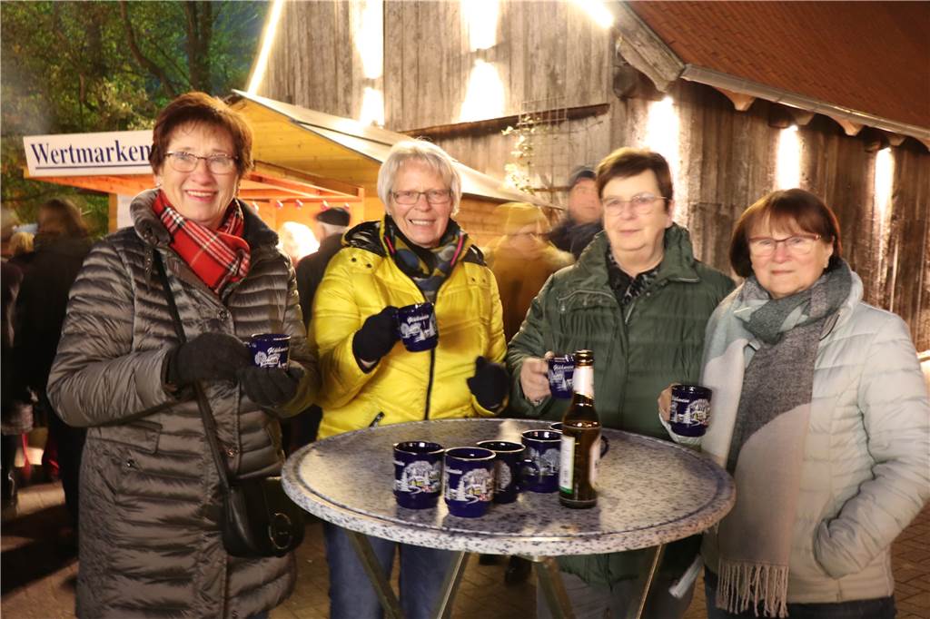 Ein Glühwein, getrunken in geselliger Runde, gehörte dazu.