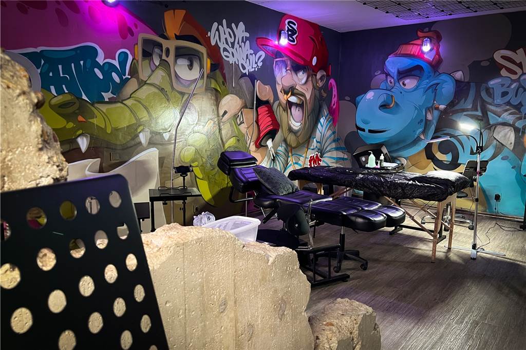 Ein Graffiti in einem Tattoostudio