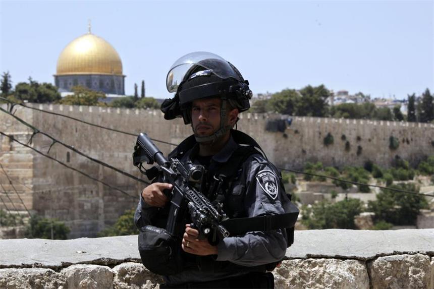 Attentat: Zwei Polizisten und drei Angreifer getötet Ein Grenzpolizist vor der Altstadt von Jerusalem. Auf dem Tempelberg in Jerusalem sind nach israelischen Angaben zwei Polizisten und drei palästinensische Angreifer getötet worden.