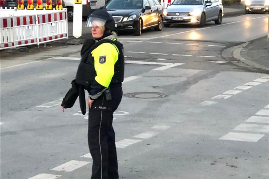 Polizei sucht nach Familienstreit weiterhin nach Mann mit Baseballschläger Ein größerer Polizeieinsatz sorgte am Freitagnachmittag im Bereich Horster Straße/Holtkamp für Aufsehen. Anlass war ein Familienstreit.