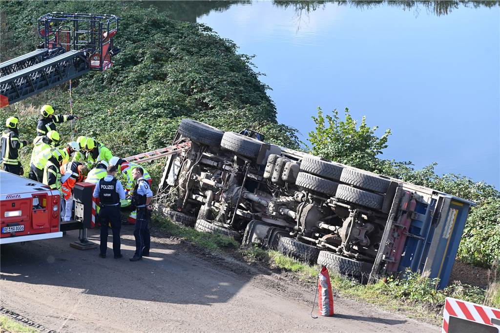 Auf der Halterner Deichbaustelle kippt Lkw um - Fahrer verletzt sich Ein Großaufgebot an Rettungskräften war vor Ort. Der Lkw-Fahrer musste von Feuerwehr aufwendig gerettet werden