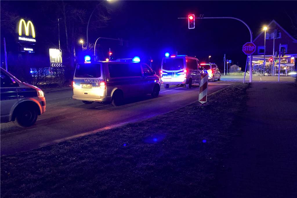 Mit Video: Querdenker-Autokorso führte durch Castrop-Rauxels Straßen Ein Großaufgebot der Polizei begleitet den Autokorso durch Castrop-Rauxel.