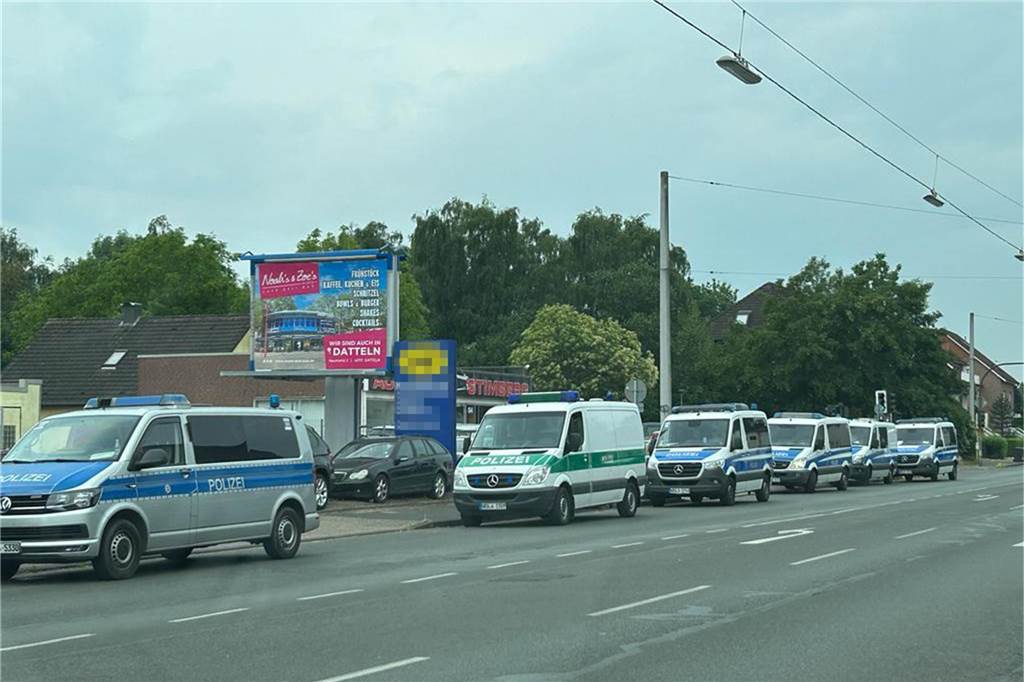 Werkstatt-Chef legt Geständnis ab: „Ich habe große Scheiße gebaut“ Polizeiautos stehen bei einer Razzia vor einer Kfz-Werkstatt