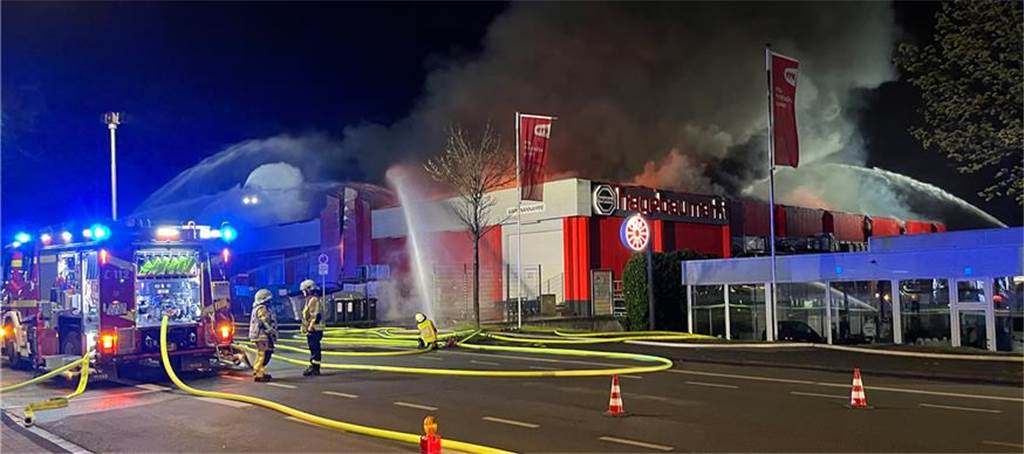 XXX Ein Großbrand brach am Dienstagabend im Hagebaumarkt in Castrop-Rauxel aus.