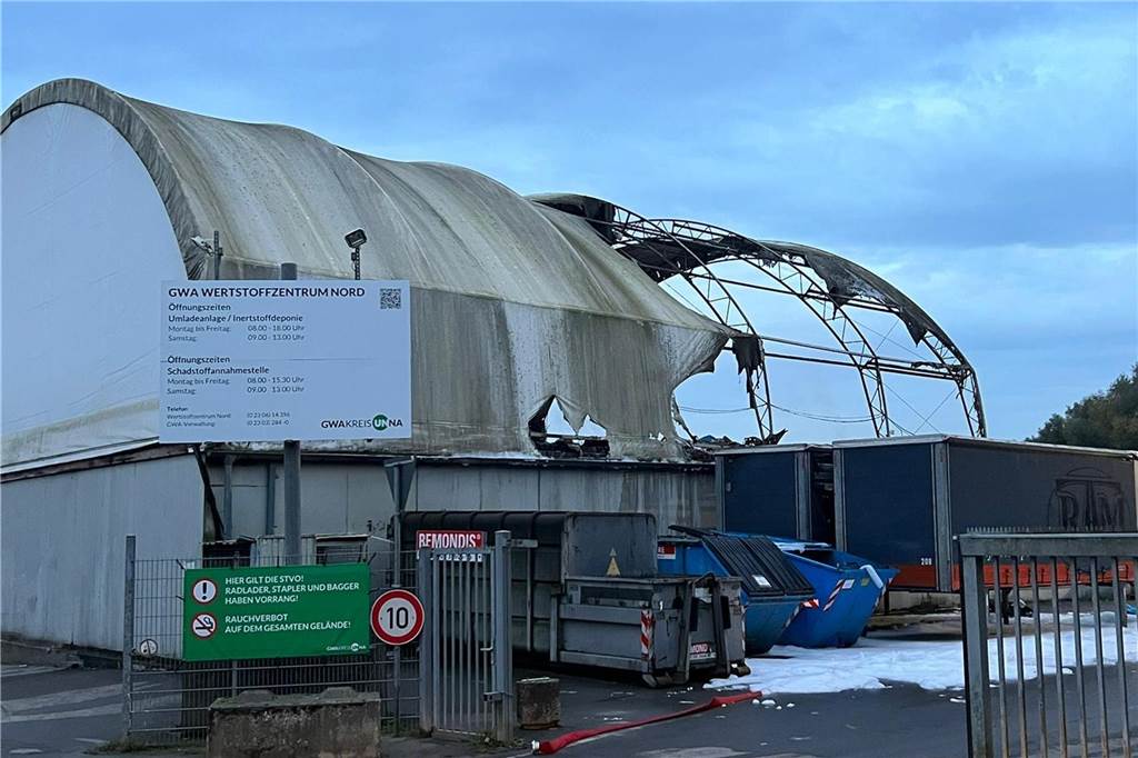Ein Großbrand ist in Lünen in den Abendstunden des 8. Oktober ausgebrochen: Das Wertstoffzentrum der GWA stand lichterloh in Flammen. Ein Großeinsatz für die Feuerwehr, der noch bis zum nächsten Tag dauerte. Am 16. Oktober öffnete das Zentrum wieder, vor allem das Dach war beschädigt. Hinweise auf Brandstiftung gab es nicht, möglicherweise hatte eine falsch weggeworfene Batterie das Feuer entfacht.