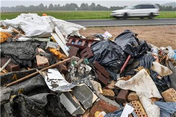 Ein großer Haufen Müll aus Bauschutt neben einer Landstraße in Brandenburg. Foto: Patrick Pleul