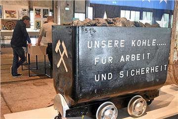 Ein großer Kohlewagen in der Ausstellung veranschaulicht die Verbundenheit der Menschen mit der Kohle. Er steht auch in Bezug zu den neu gegründeten Gewerkschaften. Foto: Wurzel