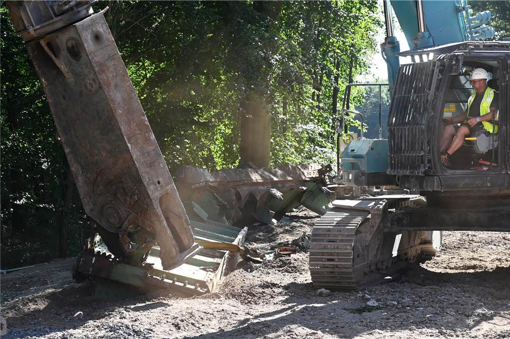 Ein großer Kran hat am Freitag ein über 100 Tonnen schweres Teilstück der Lippebrücke Dorsten-Hervest angehoben und es in ein vorbereitetes Kiesbett zur Zerkleinerung gelegt. Die Brücke an der Buerer Straße ist fast 100 Jahre alt. Die Stahlbrücke ist durch Korrosion marode geworden. Sie soll im kommenden Jahr durch einen Neubau ersetzt werden. Damit Autos, Fußgänger und Radfahrer zumindest zeitweise die Lippe an dieser Stelle passieren können, wird übergangsweise eine Behelfsbrücke errichtet.15. Sept. 2023 Foto Bludau - Dorsten: An der Lippe-Brücke in Hervest Dorsten laufen aktuell die Abrissarbeiten mit hilfe eines Großkrans - Über 100 Tonnen schweres Teilstück wird herausgehoben.15. Sept. 2023 Foto Bludau - Dorsten: An der Lippe-Brücke in Hervest Dorsten laufen aktuell die Abrissarbeiten mit hilfe eines Großkrans - Über 100 Tonnen schweres Teilstück wird herausgehoben.15. Sept. 2023 Foto Bludau - Dorsten: An der Lippe-Brücke in Hervest Dorsten laufen aktuell die Abrissarbeiten mit hilfe eines Großkrans - Über 100 Tonnen schweres Teilstück wird herausgehoben.15. Sept. 2023 Foto Bludau - Dorsten: An der Lippe-Brücke in Hervest Dorsten laufen aktuell die Abrissarbeiten mit hilfe eines Großkrans - Über 100 Tonnen schweres Teilstück wird herausgehoben.15. Sept. 2023 Foto Bludau - Dorsten: An der Lippe-Brücke in Hervest Dorsten laufen aktuell die Abrissarbeiten mit hilfe eines Großkrans - Über 100 Tonnen schweres Teilstück wird herausgehoben.