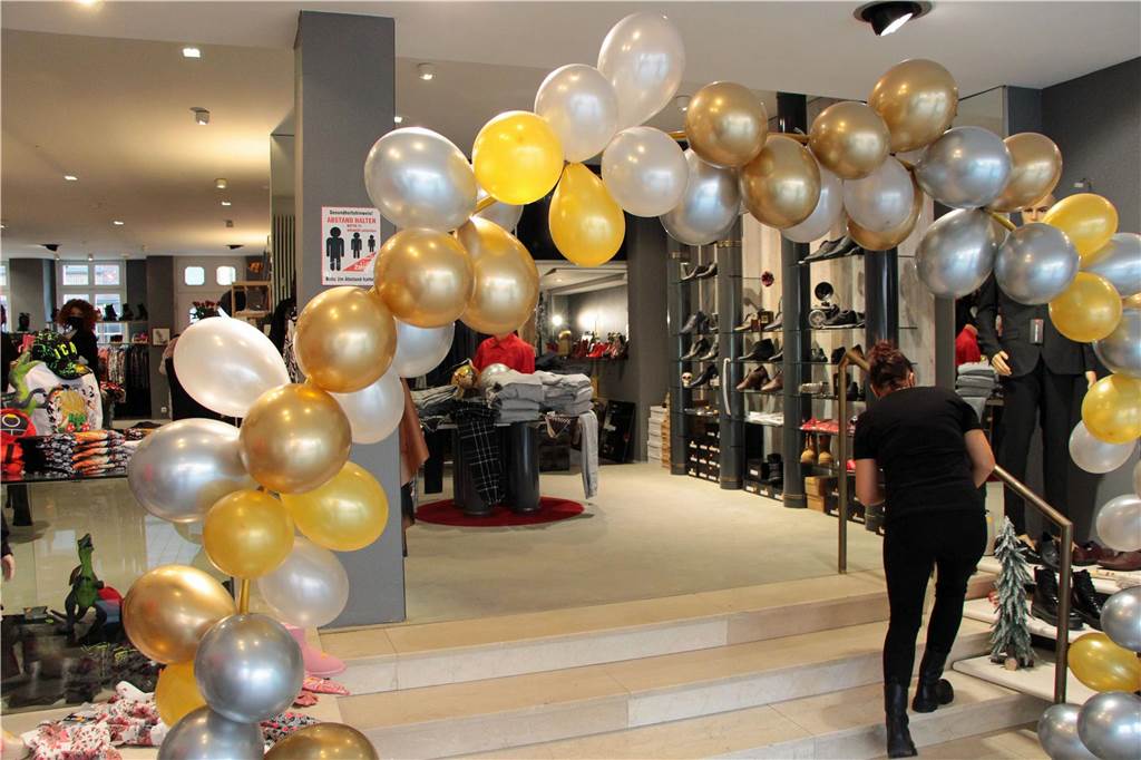 Traum vom eigenen Mode-Geschäft nach zwei Jahren geplatzt Ein großer Luftballon-Bogen begrüßte bei der Eröffnung von Elite Mode am Moormannplatz die Kunden.
