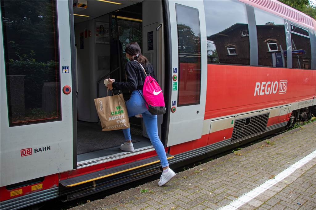 Rollstuhlfahrer stehen gelassen – Bahnpersonal darf nicht helfen Ein großer Schritt ist nötig, um die 38 Zentimeter Höhenunterschied zu überwinden auf dem Legdener Bahnsteig.