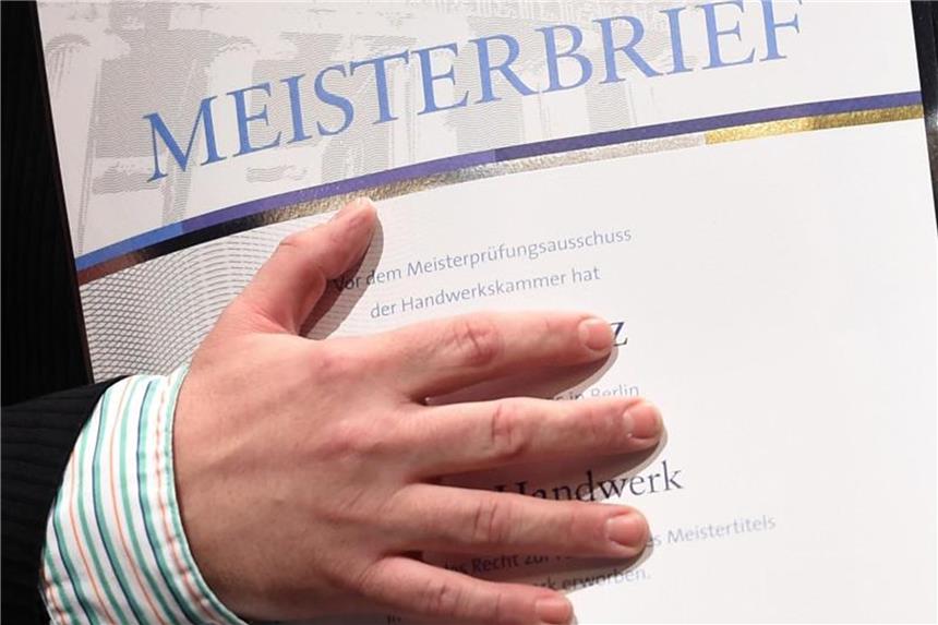 Weiterbildung nach der Ausbildung Ein großer Schritt nach vorne: Viele Gesellen hängen nach der bestandenen Ausbildung noch den Meister dran. Vor allem im Handwerk ist der Titel oft Voraussetzung für eine Selbstständigkeit. Foto: Britta Pedersen