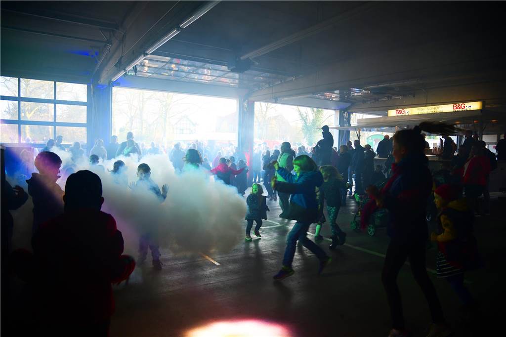 Ein großer Spaß für die kleinen Gäste des Borker Osterfeuers war die Kinder-Disko mit DJ Fabian Kulms.