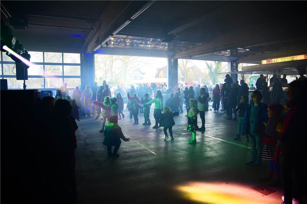 Ein großer Spaß für die kleinen Gäste des Borker Osterfeuers war die Kinder-Disko mit DJ Fabian Kulms.